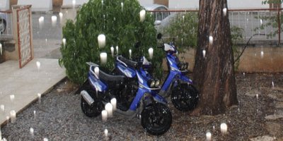 Bazı iş yerleri ve evleri su bastı, elektrik direği devrildi