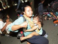 Endonezya'da depremzedeler ihtiyaçlarını karşılamada zorlanıyor