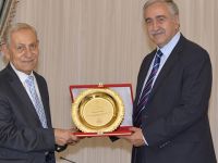 Akıncı’dan, Kıbrıs Türk radyo ve televizyonculuğunun önemli isimlerinden Hüseyin Kanatlı’ya anı plaketi