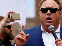 Twitter "Komplo teorisyeninin" hesaplarını kapattı