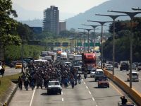 Trump: Meksika sınırına 15 bin asker yığabiliriz