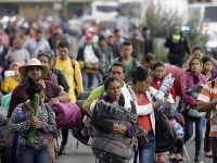 ABD'ye yürüyen göçmen konvoyu yolu yarıladı