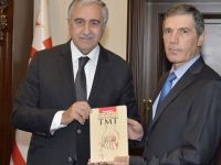 Dr. Berksel, “Sevapları ve günahları ile TMT” isimli kitabını Akıncı’ya takdim etti