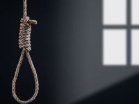 İran'da yolsuzluktan yargılanan 2 kişiye idam