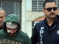 Bıçakla kafasına vurdu sonra karnına sapladı