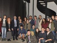 Akıncı, eşi Meral Akıncı’yla birlikte "Hayalet Kumpanya" oyununu izledi