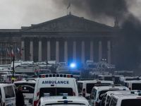 Paris'te ulusal meclisin önünde ambulans yakıldı