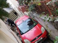 Sel suları arabayı sürükledi