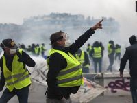 Fransa'da akaryakıttaki ek verginin askıya alınması bekleniyor