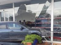 Dikkatsiz sürücü otomobille markete girince sinir krizi geçirdi