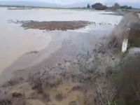 Geçitkale yolundaki tarladan yola su taşkını!