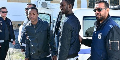 Müşteri gibi girip bulduklarını çaldılar