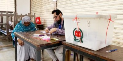 Bangladeş'teki seçimlerde kan döküldü