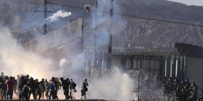 ABD'den göçmenlere göz yaşartıcı gazla müdahale