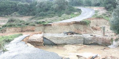 Yağdı, aktı, yolları yardı