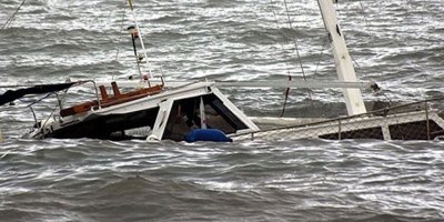 Gine'de tekne battı: 2 ölü
