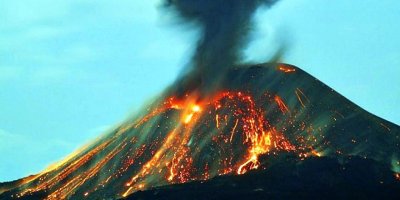 Endonezya'da Anak Krakatau yanardağı'nda dünden bu yana 37 patlama yaşandı