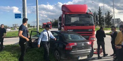 Dikkatsizce anayola çıkınca arabaya çarptı