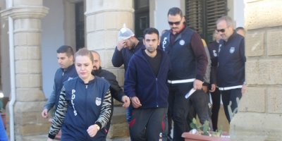 Bıçaklı kavga zanlıları mahkemeye çıkarıldı