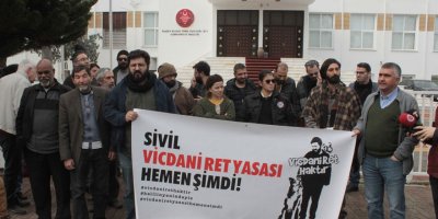 “Kıbrıs'ta vicdani ret inisiyatifi” meclis önünde eylem ve basın açıklaması yaptı