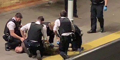 Tren istasyonunda palalı adam paniği