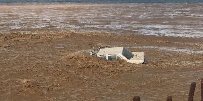 Aşırı yağış aracı denize sürükledi!