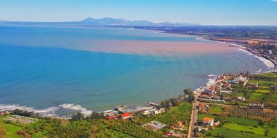 Güzelyurt körfezi mavisini kaybetti: Dere denize aktı