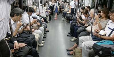Tokyo metrosunda sıkışıklığı gidermek için yemek teklifi