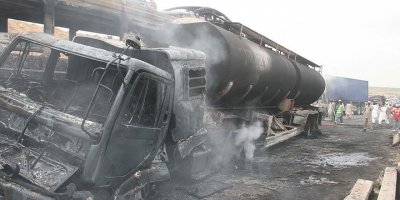 Pakistan'da petrol tankeri ile yolcu otobüsü çarpıştı: 24 ölü