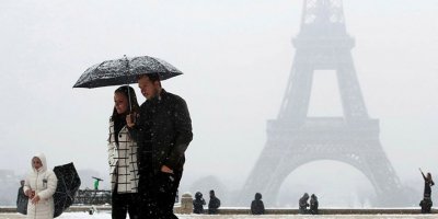 Eyfel kulesi kar nedeniyle ziyarete kapatıldı
