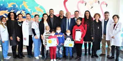 Çocuk onkoloji servisi’nde tedavi gören öğrenciler de karnelerini aldı