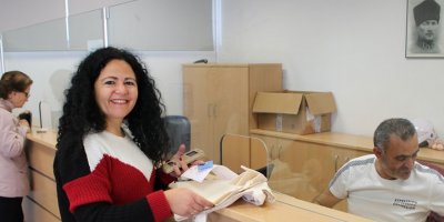 Gazimağusa Belediyesi faturalarını ödeyenlere bez çanta dağıtıyor