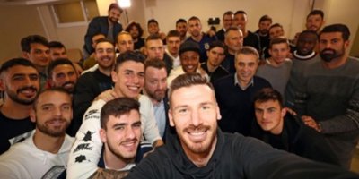 Fenerbahçe'de sıra dışı imza töreni!