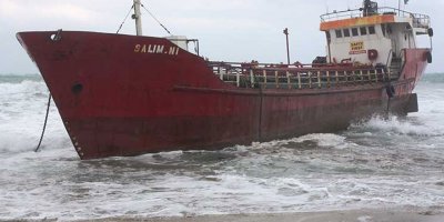 Fırtına, koca gemiyi sürükledi