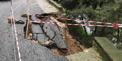O belediye uyardı: "Yol çöktü dikkatli olun"