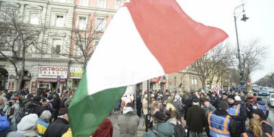 Macaristan'da muhalefet partileri sokakta