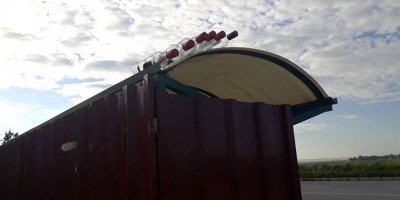 Otobüs durağını bara çevirdiler