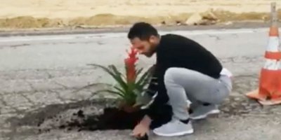 Tepkisini asfalttaki çukura çiçek ekerek gösterdi