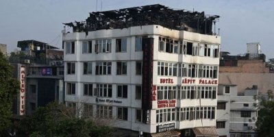 Hindistan'da otel yangını: 17 ölü