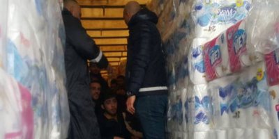 Mağusa Limanı'ndaki bir TIR'da tuvalet kağıtlarının arasına saklanan 33 kaçak göçmen yakalandı
