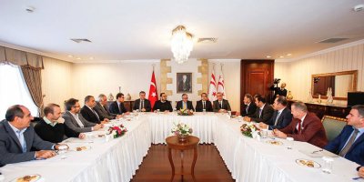 Akıncı, turizm sektörü temsilcileriyle bir araya geldi