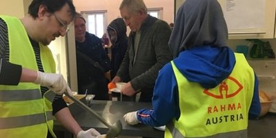 Avusturya’da müslümanlardan evsizlere sıcak yemek