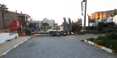 Tır elektrik direğini kopardı