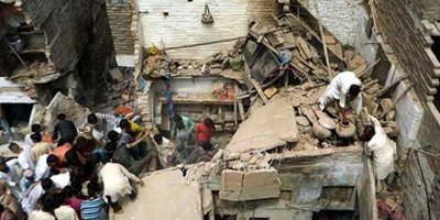 Pakistan'da bina çöktü