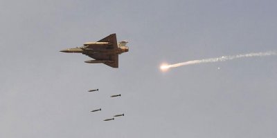 Hint savaş uçakları Pakistan'a bomba bıraktı
