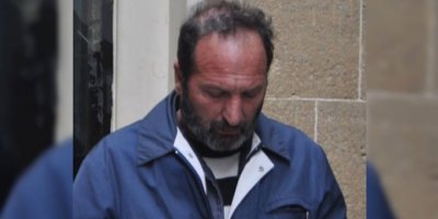 Eski eşini dövmekle suçlanıyor