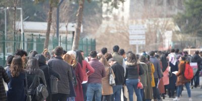 Diyarbakırlı gençler kuyrukta