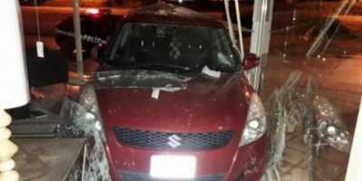 Arabayla mağaza daldı