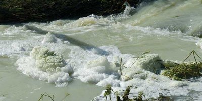 Dereden köpük aktı