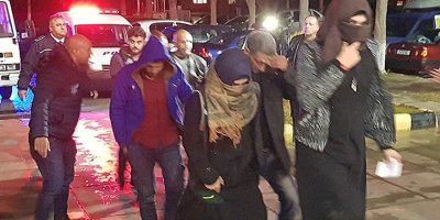 Çöp kamyonunda yakalandılar